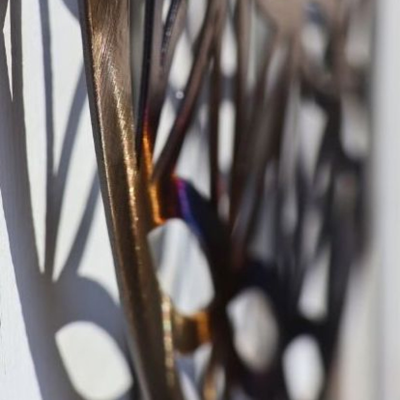 decoration-murale-sculptee-en-acier-avec-des-reflets-colores