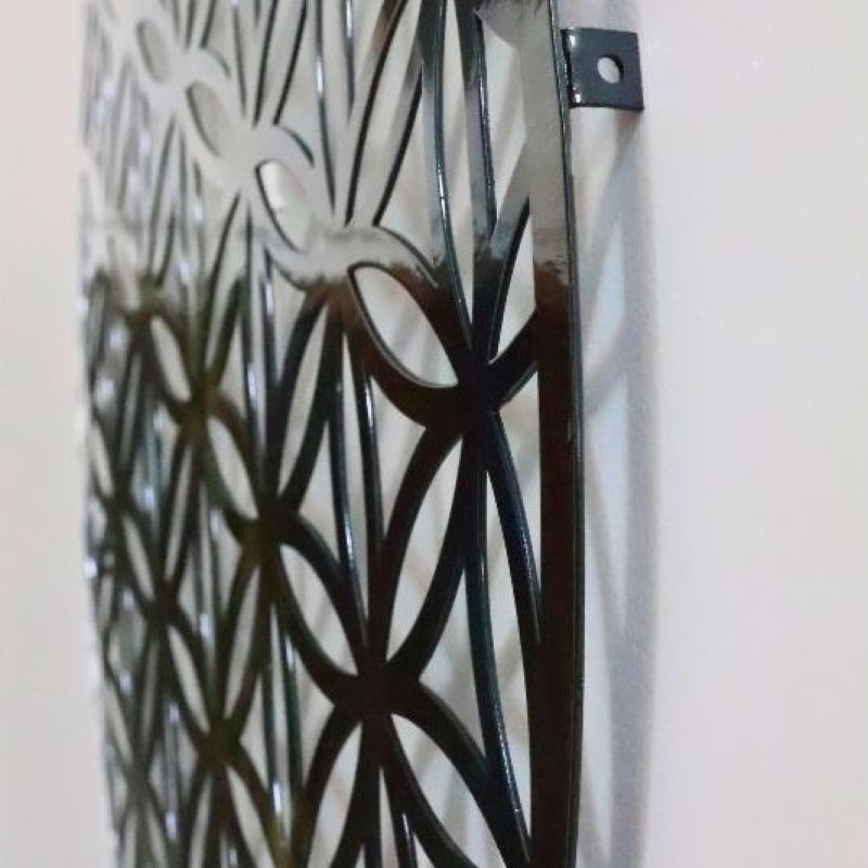 decoration-murale-sculptee-en-acier-avec-des-reflets-colores