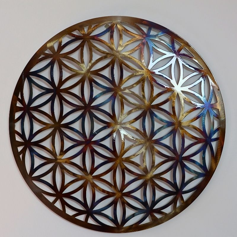 decoration-murale-sculptee-en-acier-avec-des-reflets-colores