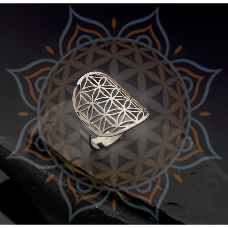 détail de la bague grande fleur de vie motif de géométrie sacrée finement travaillé