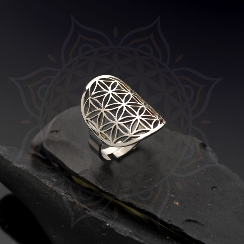 Bague grande Fleur de Vie portée – bijou géométrie sacrée acier inoxydable