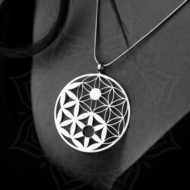 Pendentif Fleur de Vie Yin-Yang porté – bijou géométrie sacrée acier inoxydable 45 mm