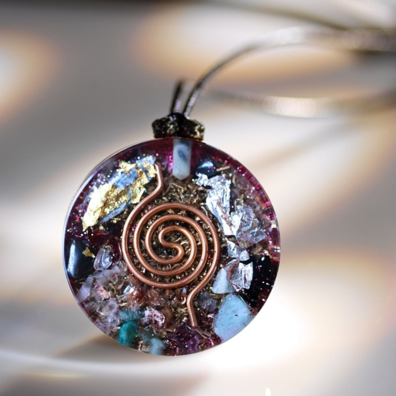 dos pendentif orgonite spirale cuivre cristaux naturels univers fleur de vie