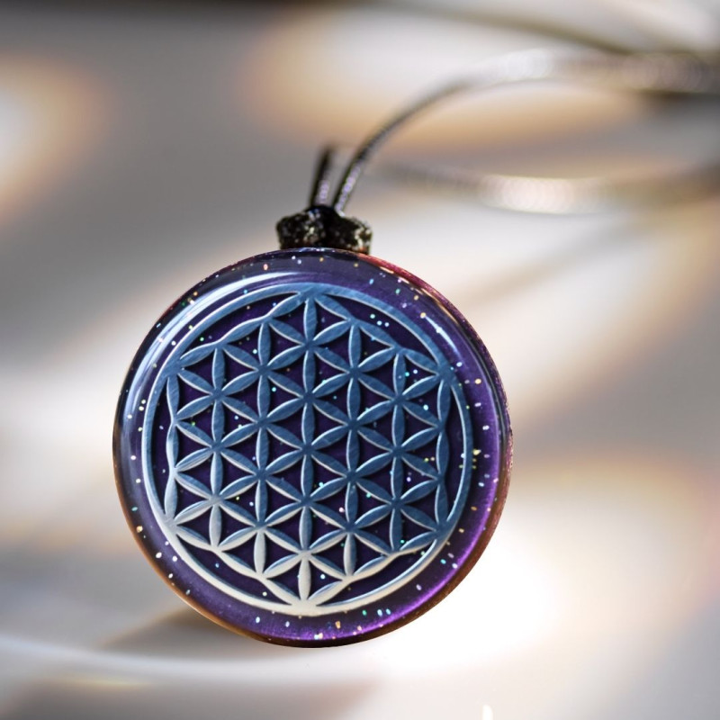 Pendentif orgonite Transformation & Renouveau avec Fleur de Vie métallique