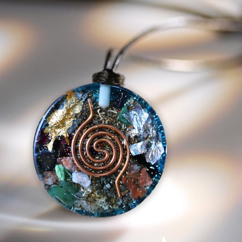 Dos pendentif générateur d’Orgone spirale cuivre et cristaux naturels Univers Fleur de Vie