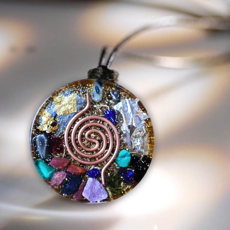 Arrière du pendentif générateur d’Orgone montrant la spirale de cuivre et les cristaux