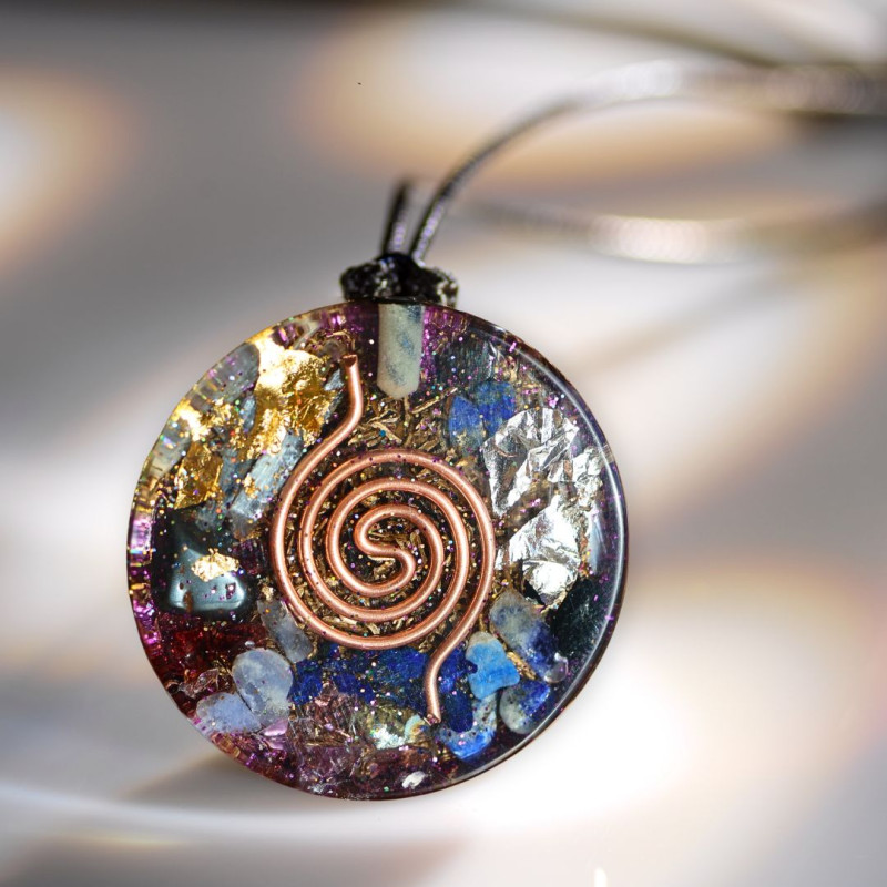 Dos pendentif générateur d’Orgone spirale cuivre et cristaux Univers Fleur de Vie