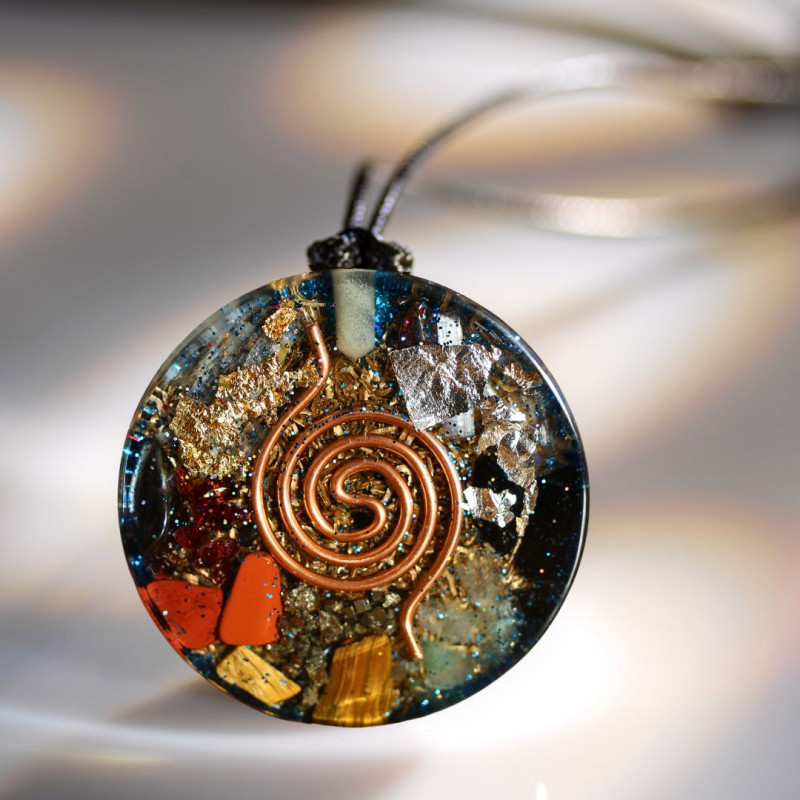 Arrière du pendentif générateur d’Orgone montrant la spirale de cuivre et les cristaux