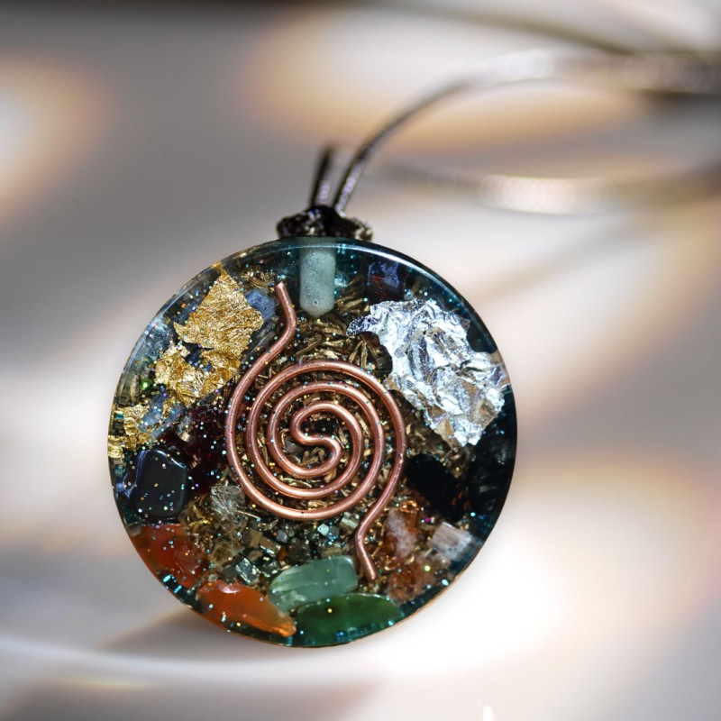 Dos pendentif générateur d’Orgone spirale cuivre et cristaux naturels Univers Fleur de Vie