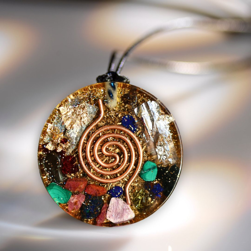Arrière du pendentif générateur d’Orgone montrant la spirale de cuivre et les cristaux