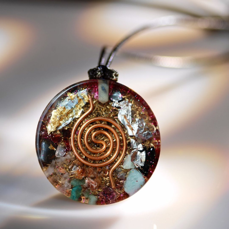 Arrière du pendentif générateur d’Orgone montrant la spirale de cuivre et les cristaux