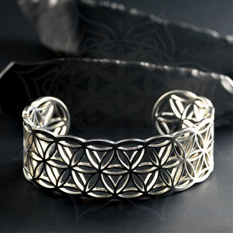 Détail du bracelet Fleur de Vie fin ajouré en acier inoxydable – précision du motif