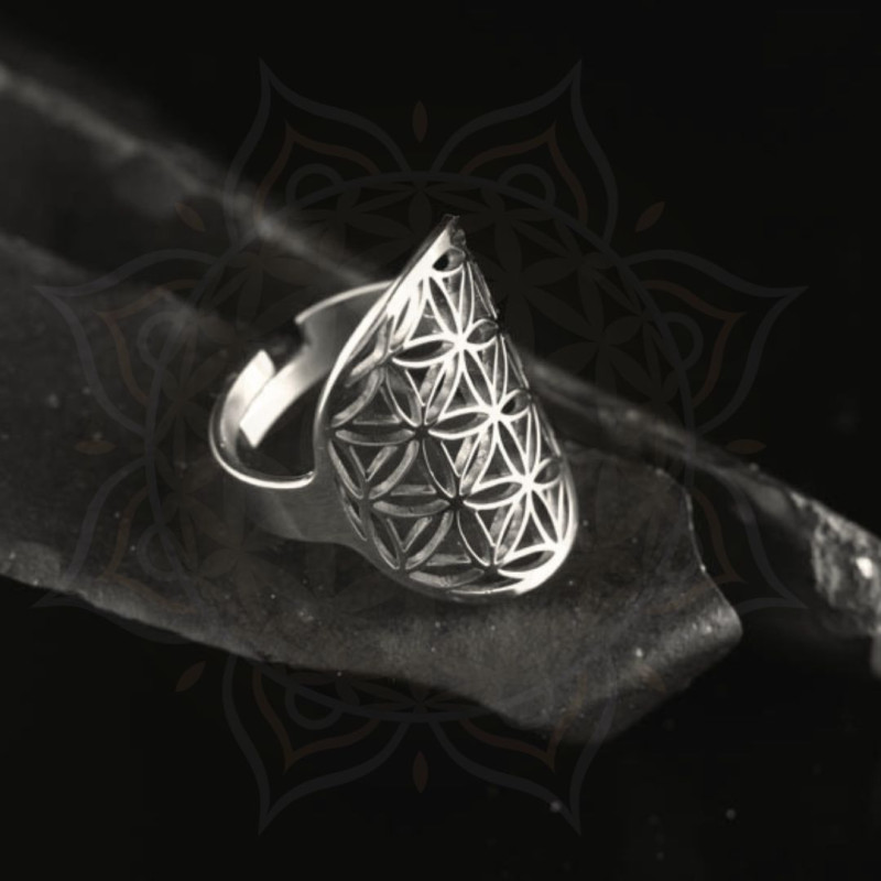 Bague grande Fleur de Vie portée – bijou géométrie sacrée acier inoxydable