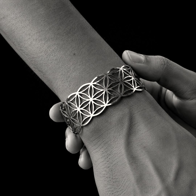 Bracelet Fleur de Vie fin porté au poignet – bijou géométrie sacrée acier inoxydable