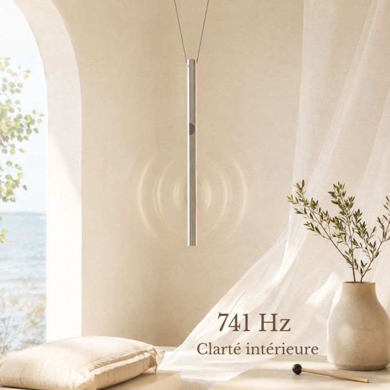 Harmoniseur 741 Hz dans un intérieur lumineux et apaisant, évoquant la clarté intérieure, la légèreté et la fluidité.