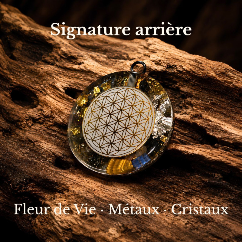 Arrière du pendentif orgonite Portail II Rayonnement avec Fleur de Vie, métaux et cristaux visibles