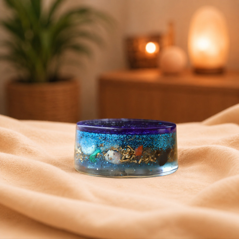 Détail de la tranche d’une orgonite pour thérapeute avec cristaux et métaux