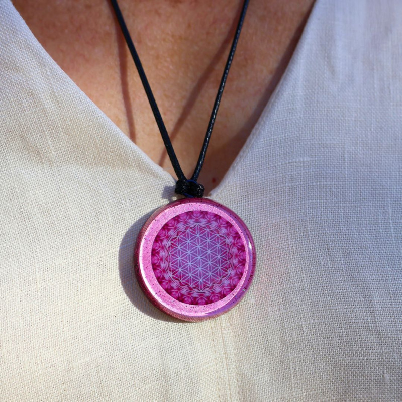 pendentif orgonite amour équilibre émotionnel harmonie du cœur porté univers fleur de vie