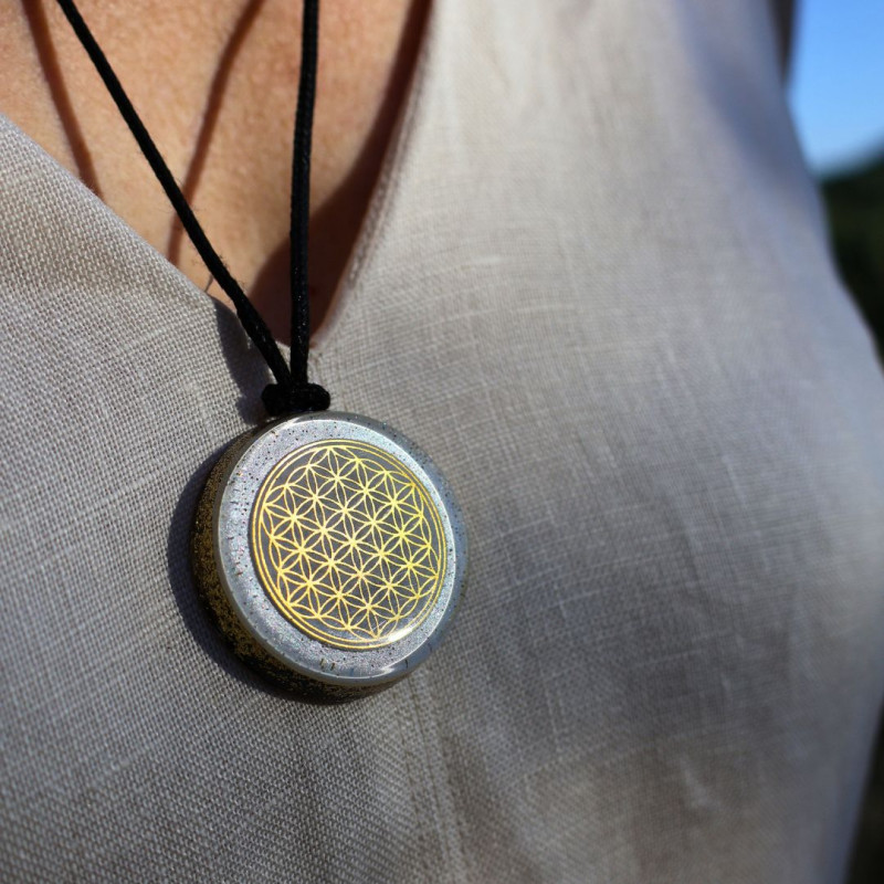 Pendentif orgonite Clarté mentale et concentration porté d'Univers Fleur de Vie