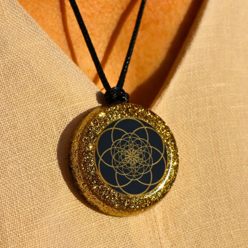 Pendentif orgonite Énergie et force intérieure porté Univers Fleur de Vie