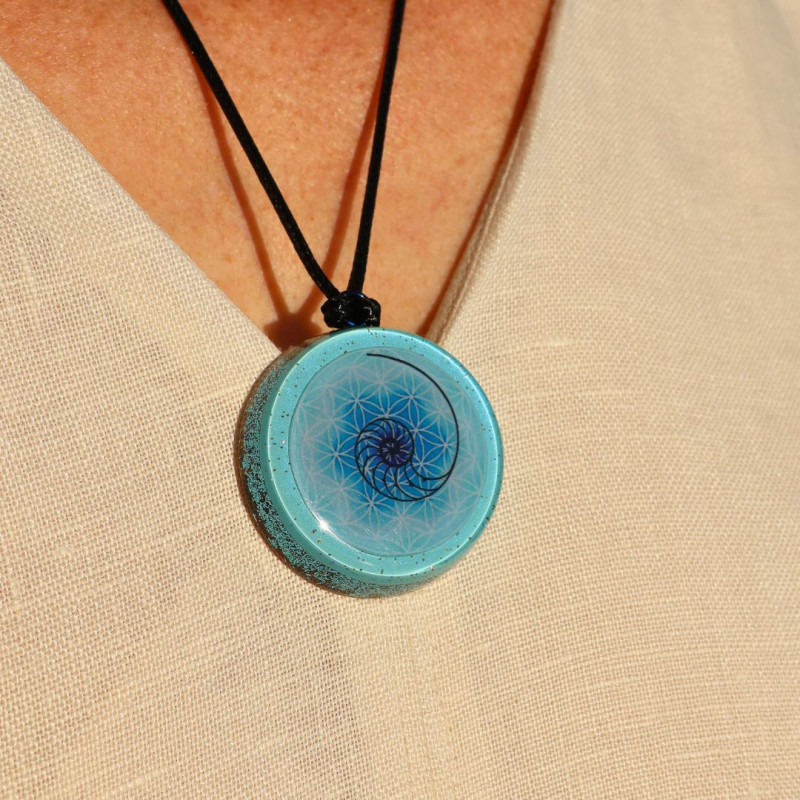 Pendentif générateur d’Orgone enfant et personne sensible avec symbole Fleur de Vie