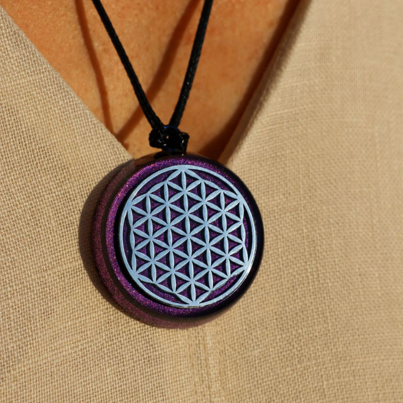 Pendentif orgonite Transformation & Renouveau avec Fleur de Vie métallique porté