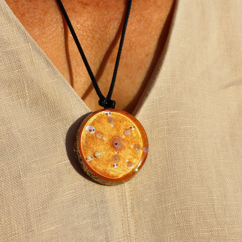 Pendentif orgonite Portail II Rayonnement en harmonie Corail Vivant porté sur bois naturel