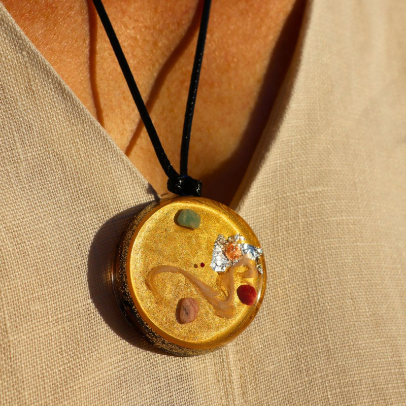 Pendentif orgonite Portail II Rayonnement en harmonie Or Solaire porté avec cristaux et reflets dorés
