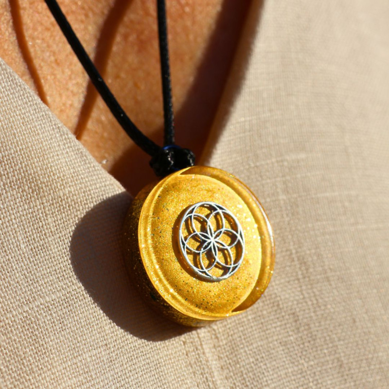 Mini pendentif Orgonite Premium jaune spécial avec Graine de Vie métallique