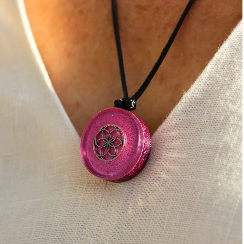 Mini pendentif générateur d’Orgone Harmonie universelle Univers Fleur de Vie porté