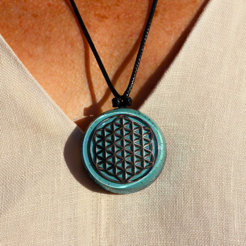 Pendentif générateur d’Orgone enfant et personne sensible avec symbole Fleur de Vie