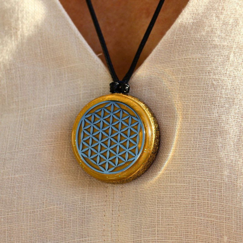 Pendentif orgonite Vitalité et force intérieure Fleur de Vie métal signature porté Univers Fleur de Vie
