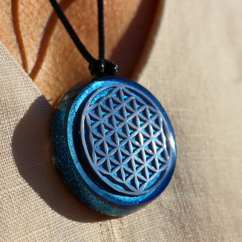 Pendentif orgonite Protection et ancrage porté avec Fleur de Vie métallique