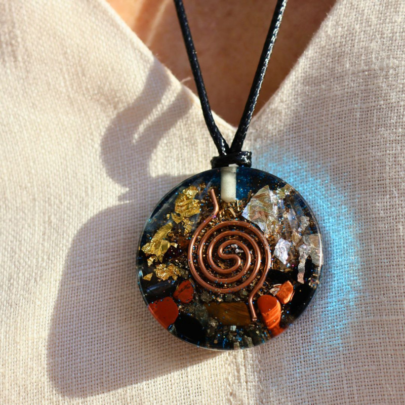 Arrière du pendentif générateur d’Orgone porté montrant la spirale de cuivre et les cristaux