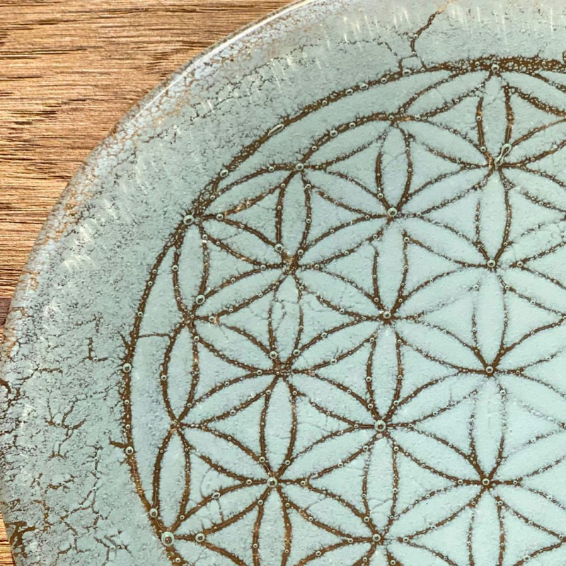 Petit plateau rond Fleur de Vie en verre artisanal façonné par Caty