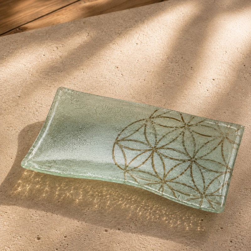 Coupelle rectangulaire Fleur de Vie en verre artisanal dans une ambiance chaleureuse