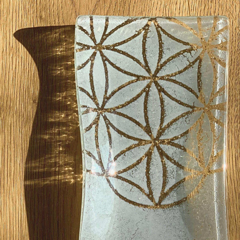 Coupelle rectangulaire Fleur de Vie en verre artisanal dans une ambiance chaleureuse
