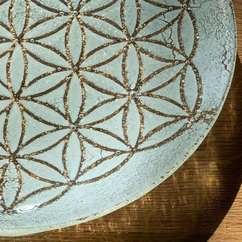 Détail du motif Fleur de Vie dans l’assiette en verre artisanal