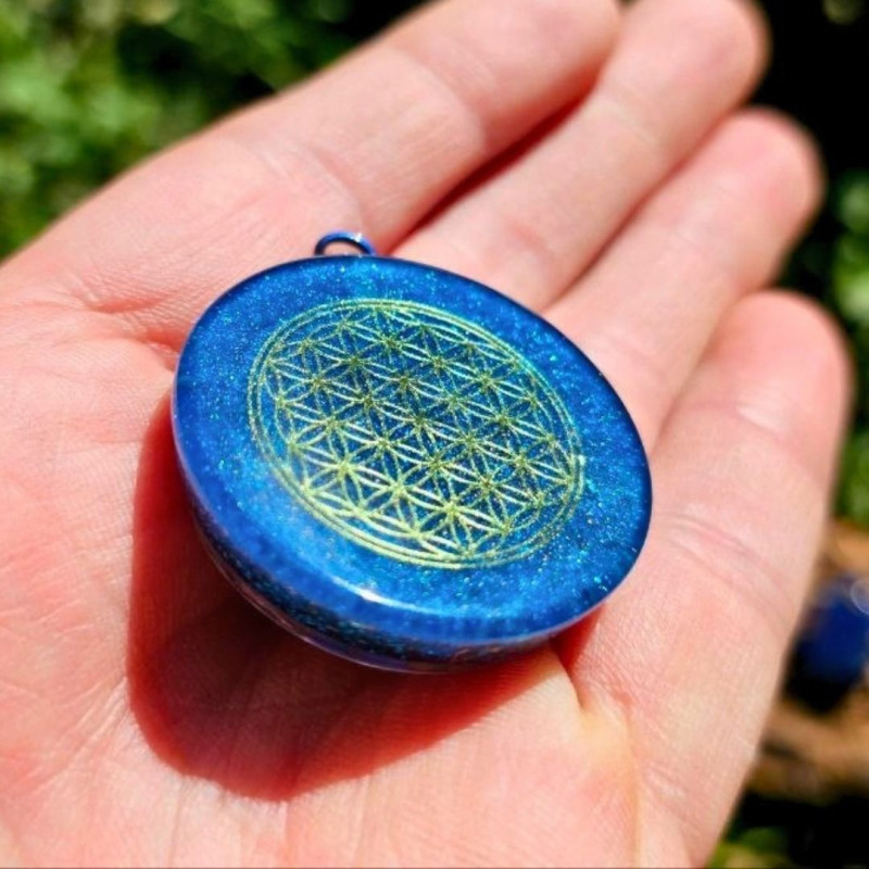 Verso du pendentif orgonite Portail III Alignement avec Fleur de Vie dorée