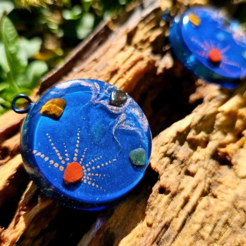 Détail du pendentif orgonite Portail III Alignement avec pierres et inclusions