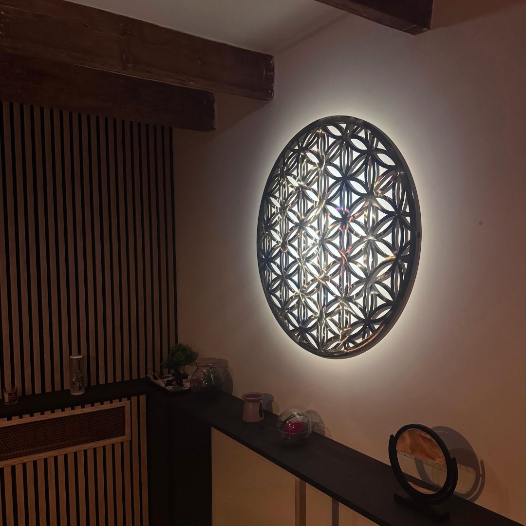 Décoration murale Fleur de Vie en acier – harmonie visuelle et symbolique dans un espace intérieur