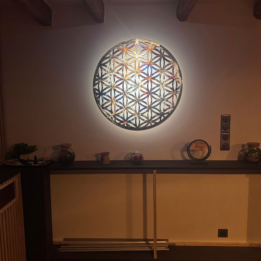 Décoration murale Fleur de Vie en acier – harmonie visuelle et symbolique dans un espace intérieur