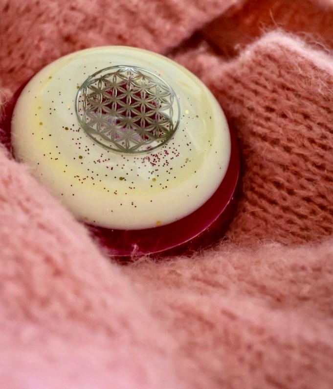 Dôme orgonite posé dans un environnement doux et chaleureux, illustrant une approche apaisée du bien-être au quotidien