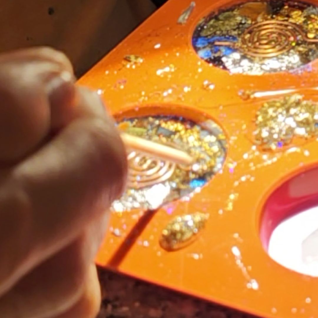 Création d’un pendentif générateur d’orgone Univers Fleur de Vie avec cristaux