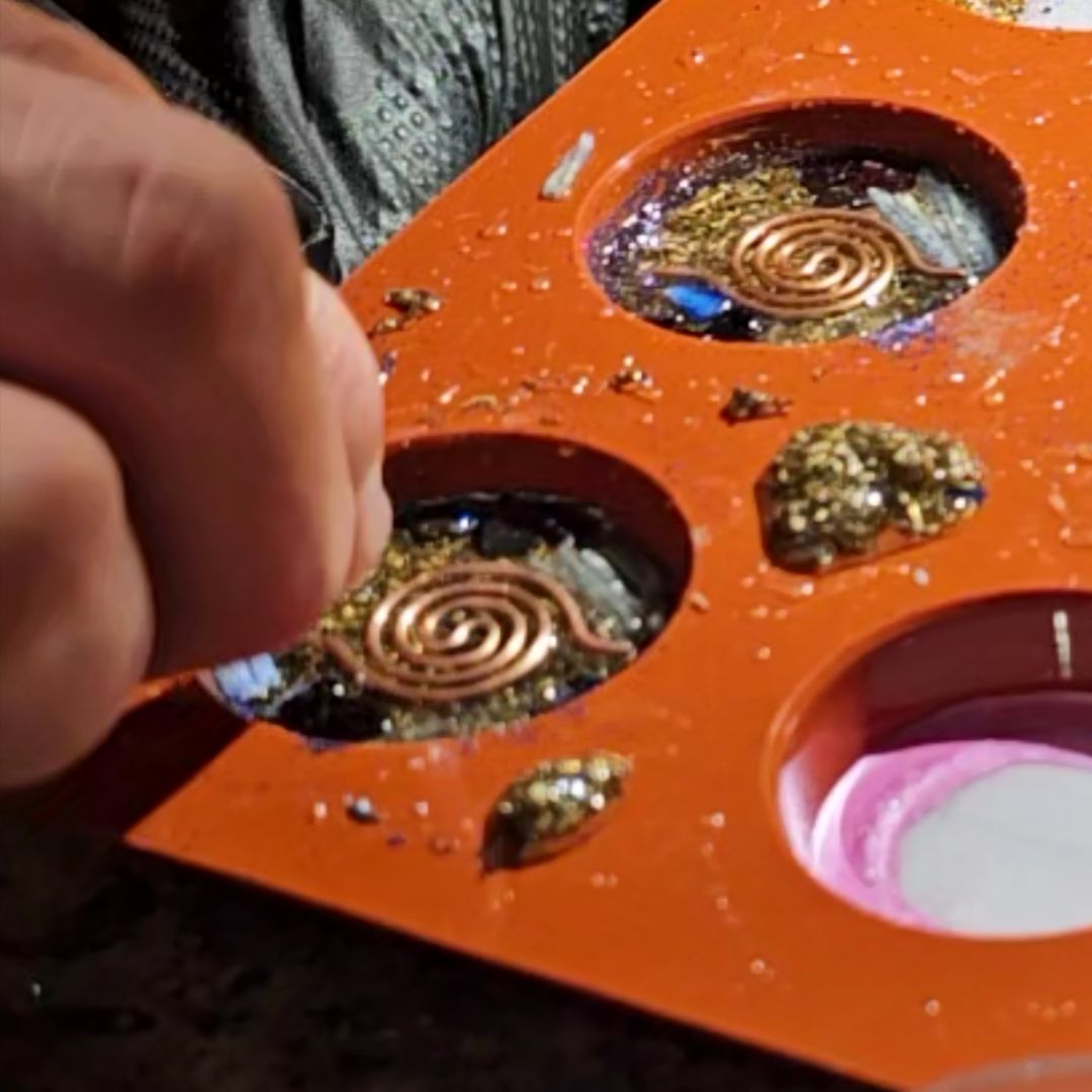 Fabrication artisanale d’un pendentif orgonite Univers Fleur de Vie