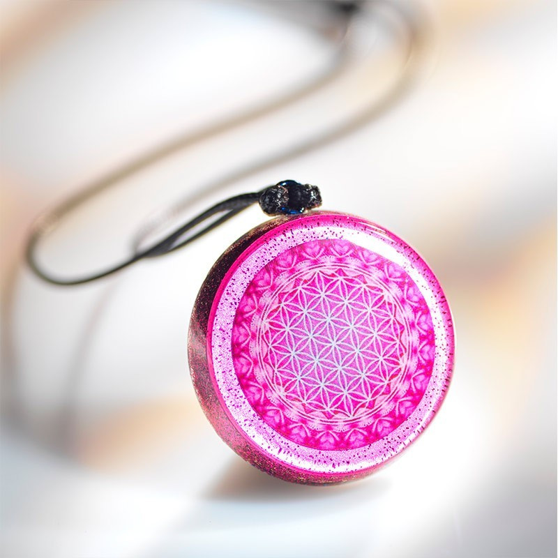 Pendentif orgonite porté près du corps, illustrant un accompagnement symbolique du bien-être émotionnel