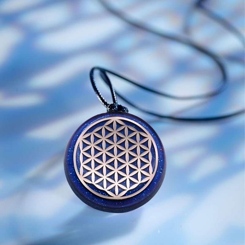 Pendentif orgonite Fleur de Vie doré, bijou énergétique artisanal à porter au quotidien