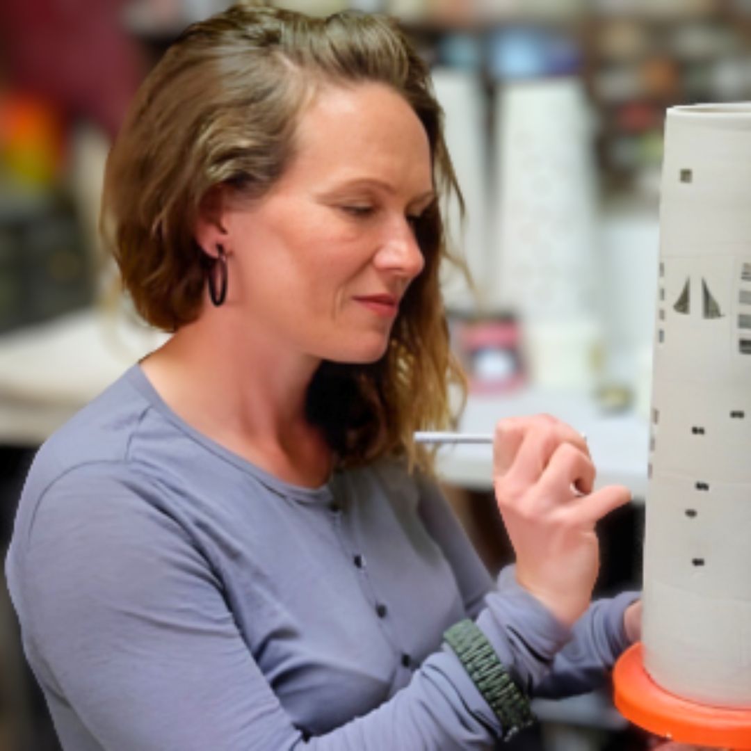 Artisan céramiste façonnant une lampe Fleur de Vie en petite série