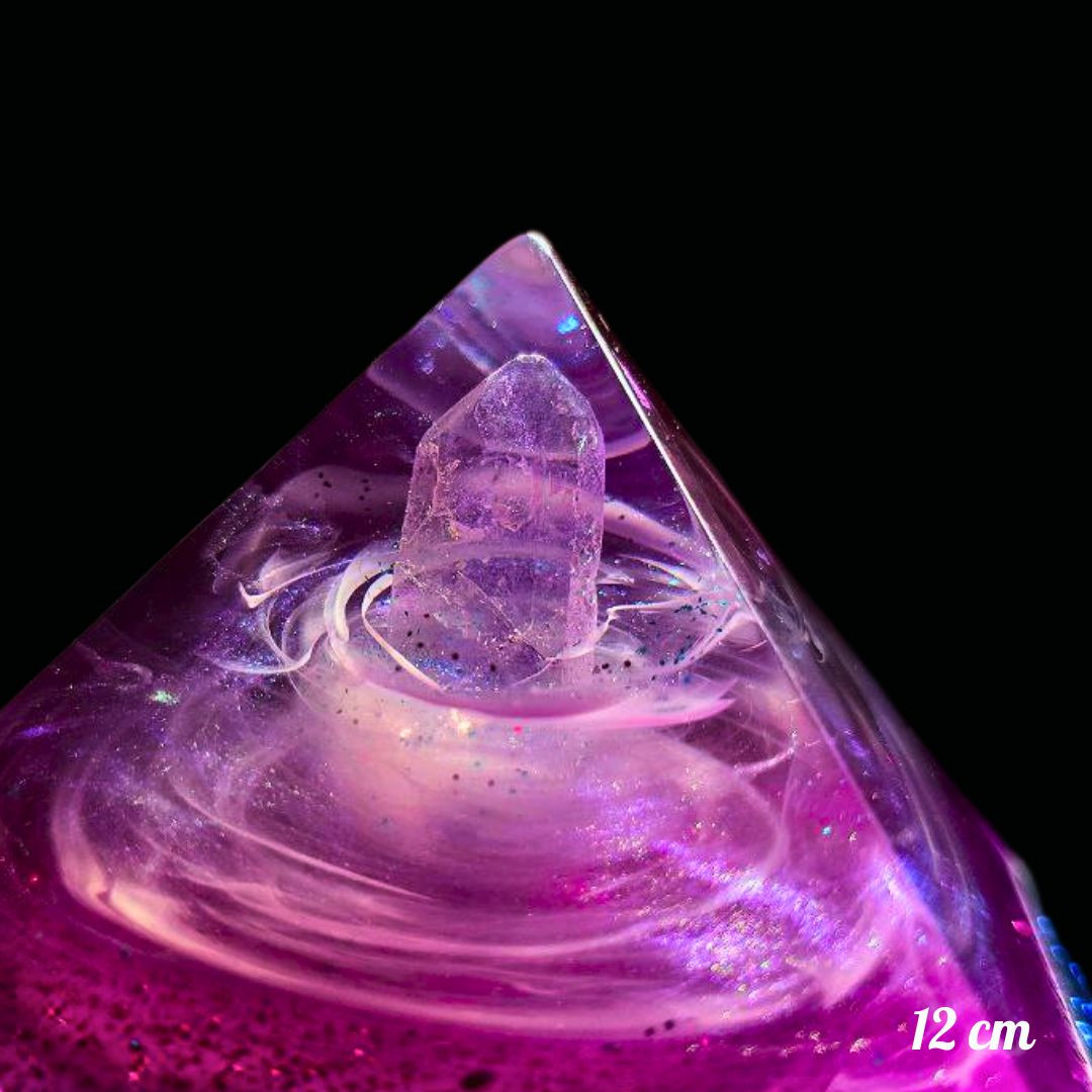 Pyramide orgonite artisanale avec cristal de quartz central et structure énergétique géométrique