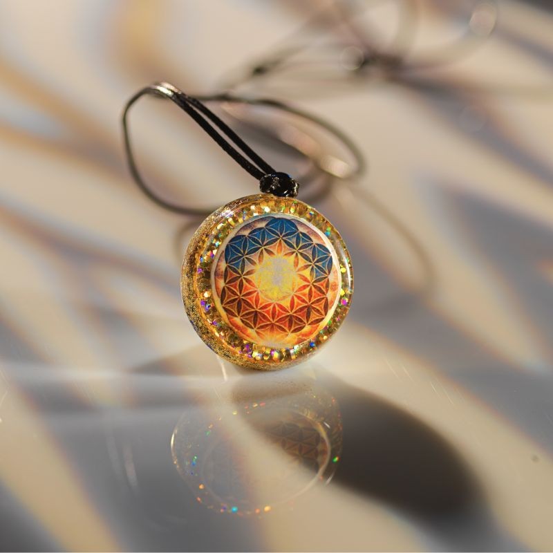 Pendentif orgonite Fleur de Vie doré, bijou énergétique artisanal à porter au quotidien